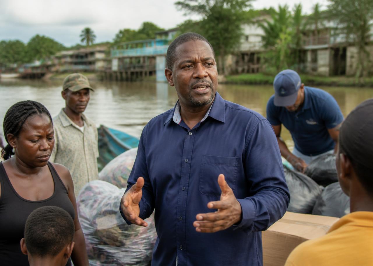 Líder comunitario coordinando ayudas junto a un río en el Chocó